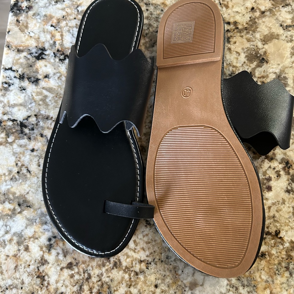 CUTE BLACK SANDALS - Picture 2 of 3